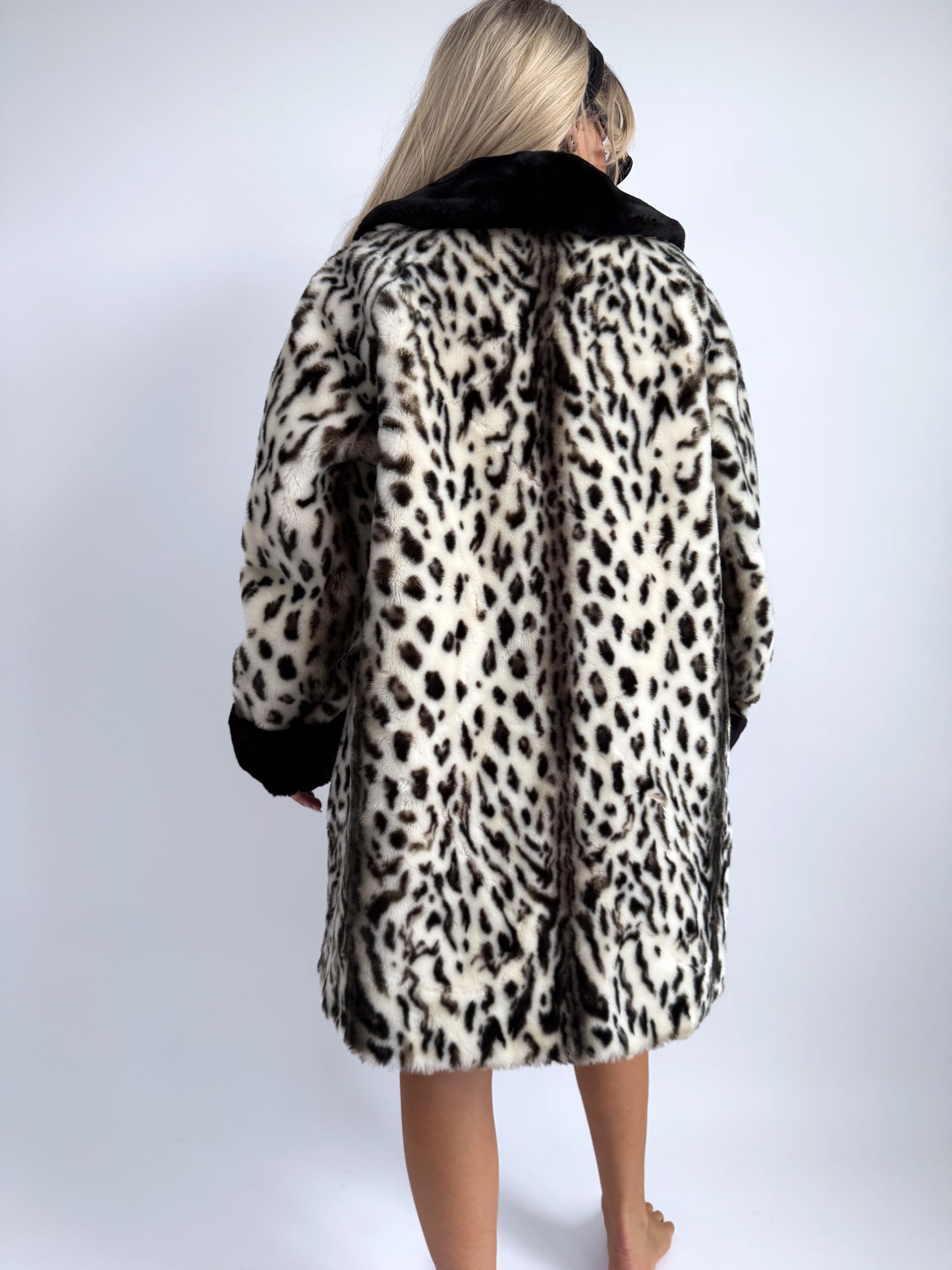 Vintage Snow Leopard Faux Fur Coat – Contrast Collar Mod Glam | Size L