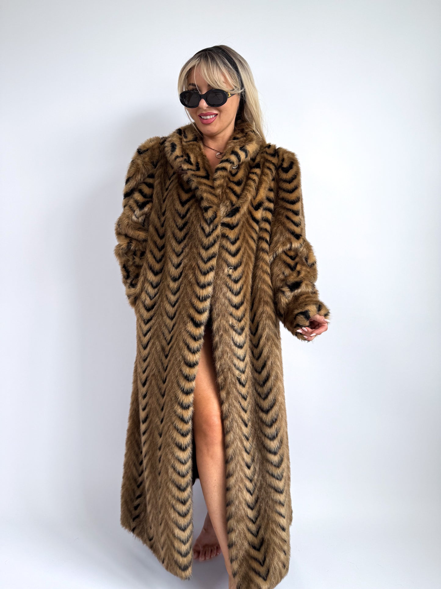 Vintage Chevron Faux Fur Coat – Tiger Stripe Illusion | Size M-L