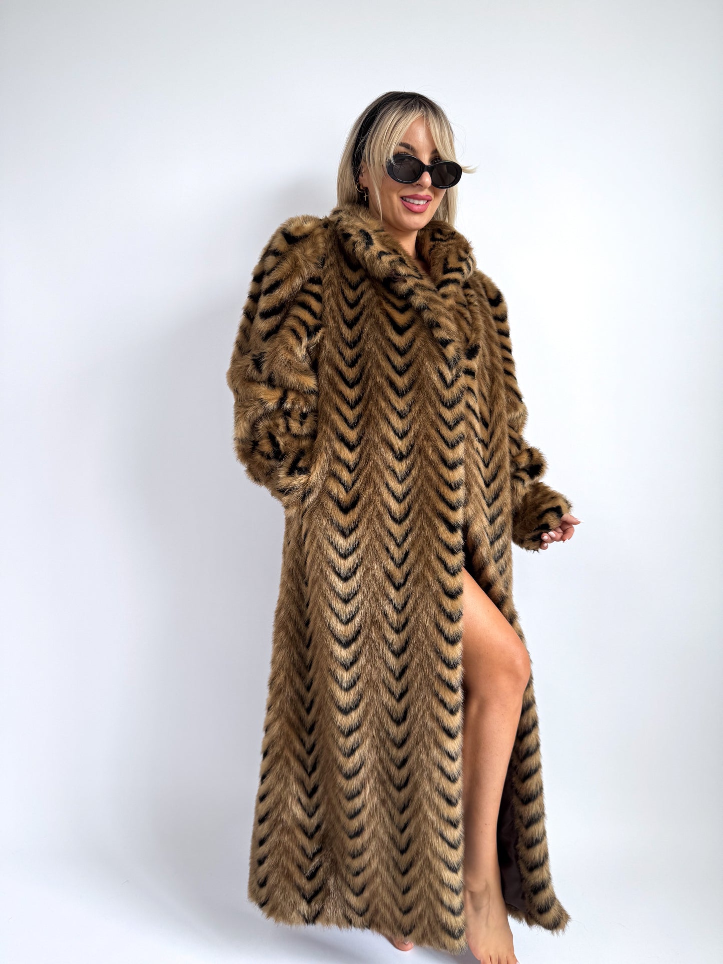 Vintage Chevron Faux Fur Coat – Tiger Stripe Illusion | Size M-L