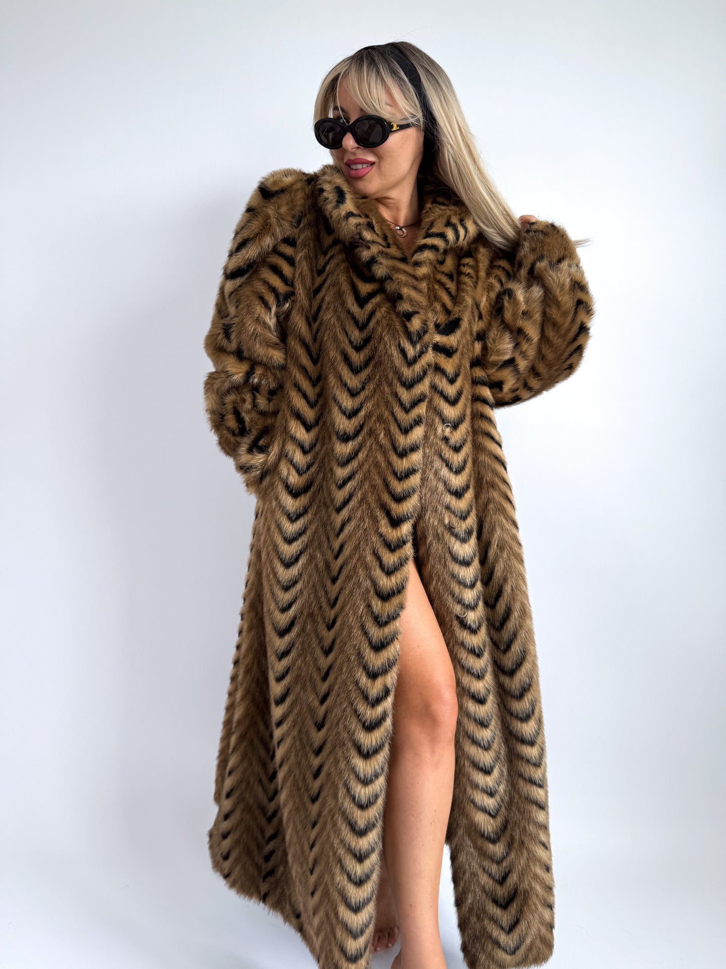 Vintage Chevron Faux Fur Coat – Tiger Stripe Illusion | Size M-L