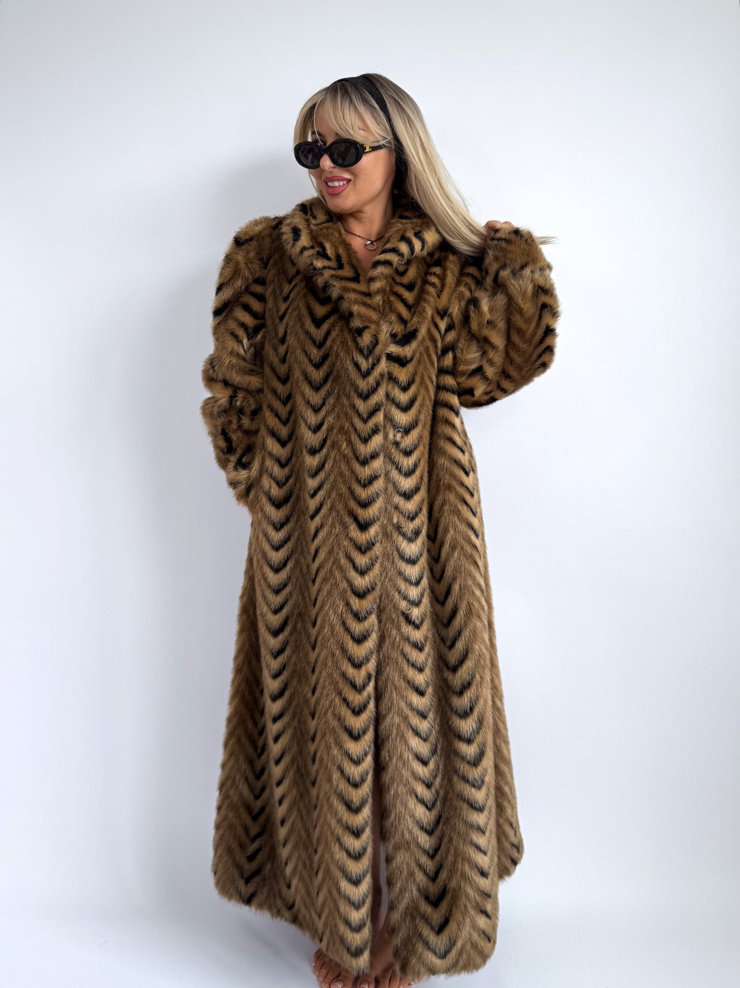 Vintage Chevron Faux Fur Coat – Tiger Stripe Illusion | Size M-L