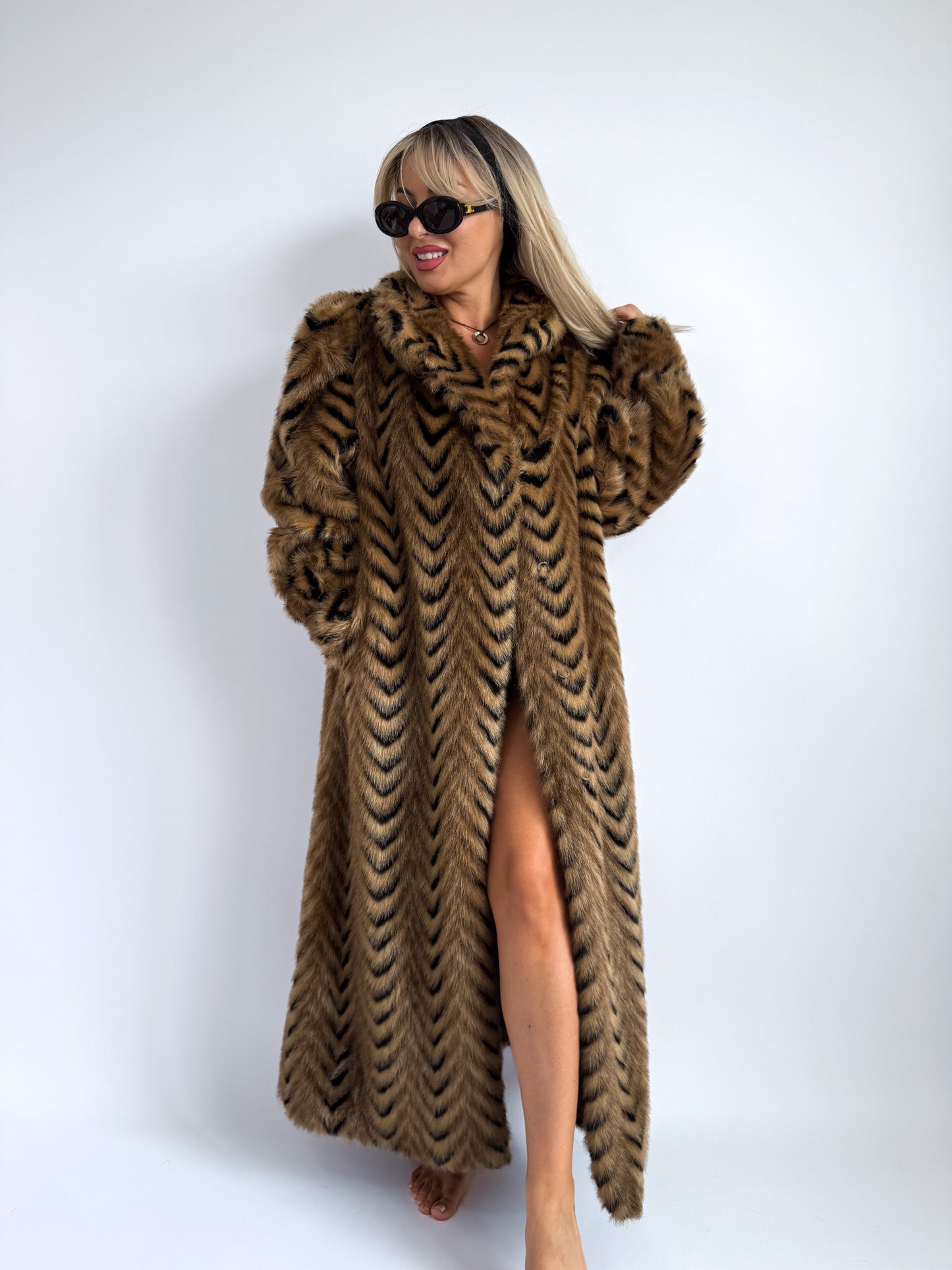 Vintage Chevron Faux Fur Coat – Tiger Stripe Illusion | Size M-L