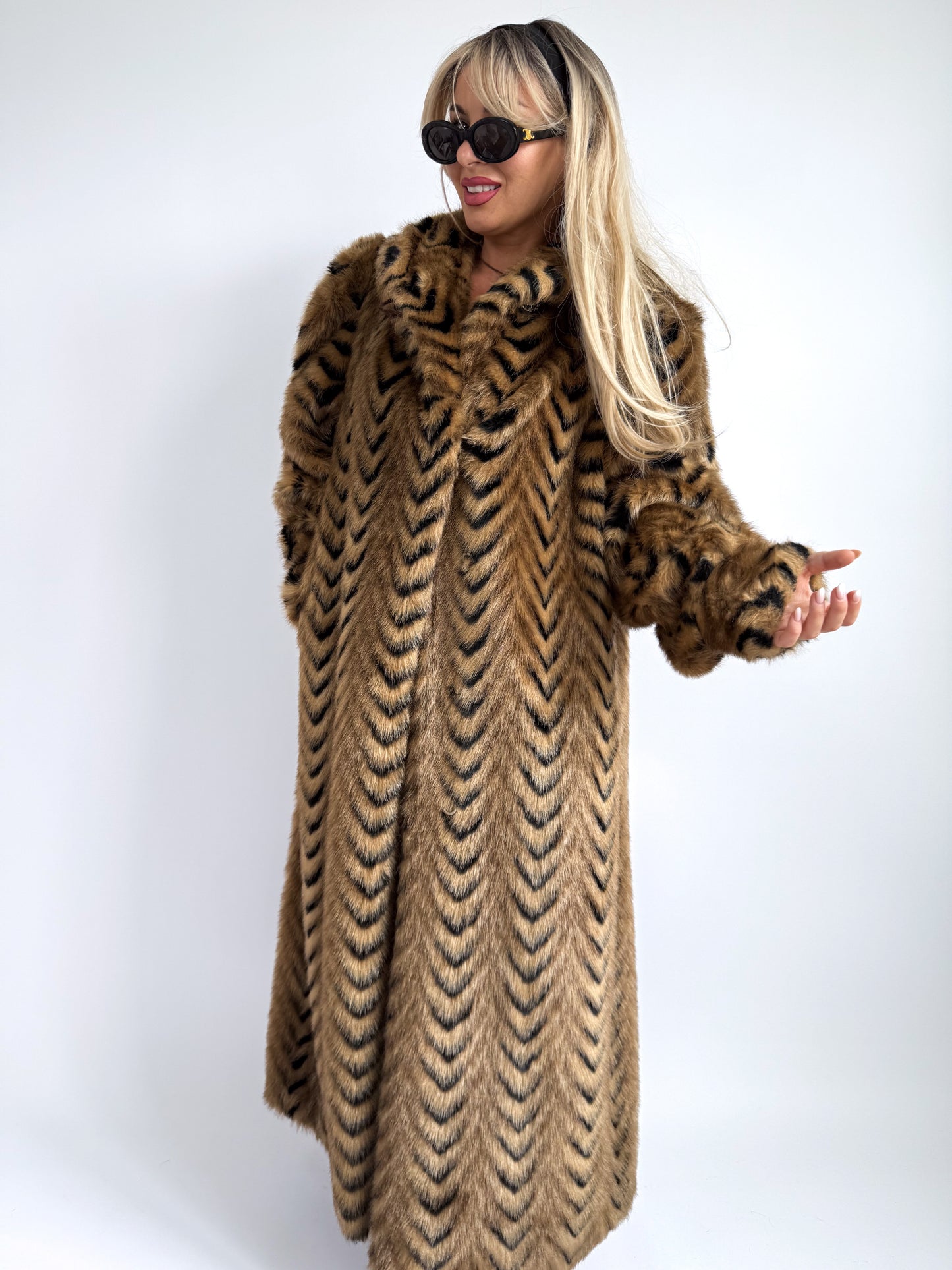 Vintage Chevron Faux Fur Coat – Tiger Stripe Illusion | Size M-L