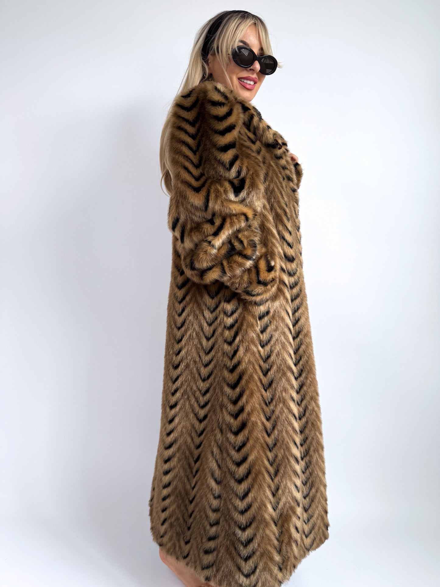 Vintage Chevron Faux Fur Coat – Tiger Stripe Illusion | Size M-L