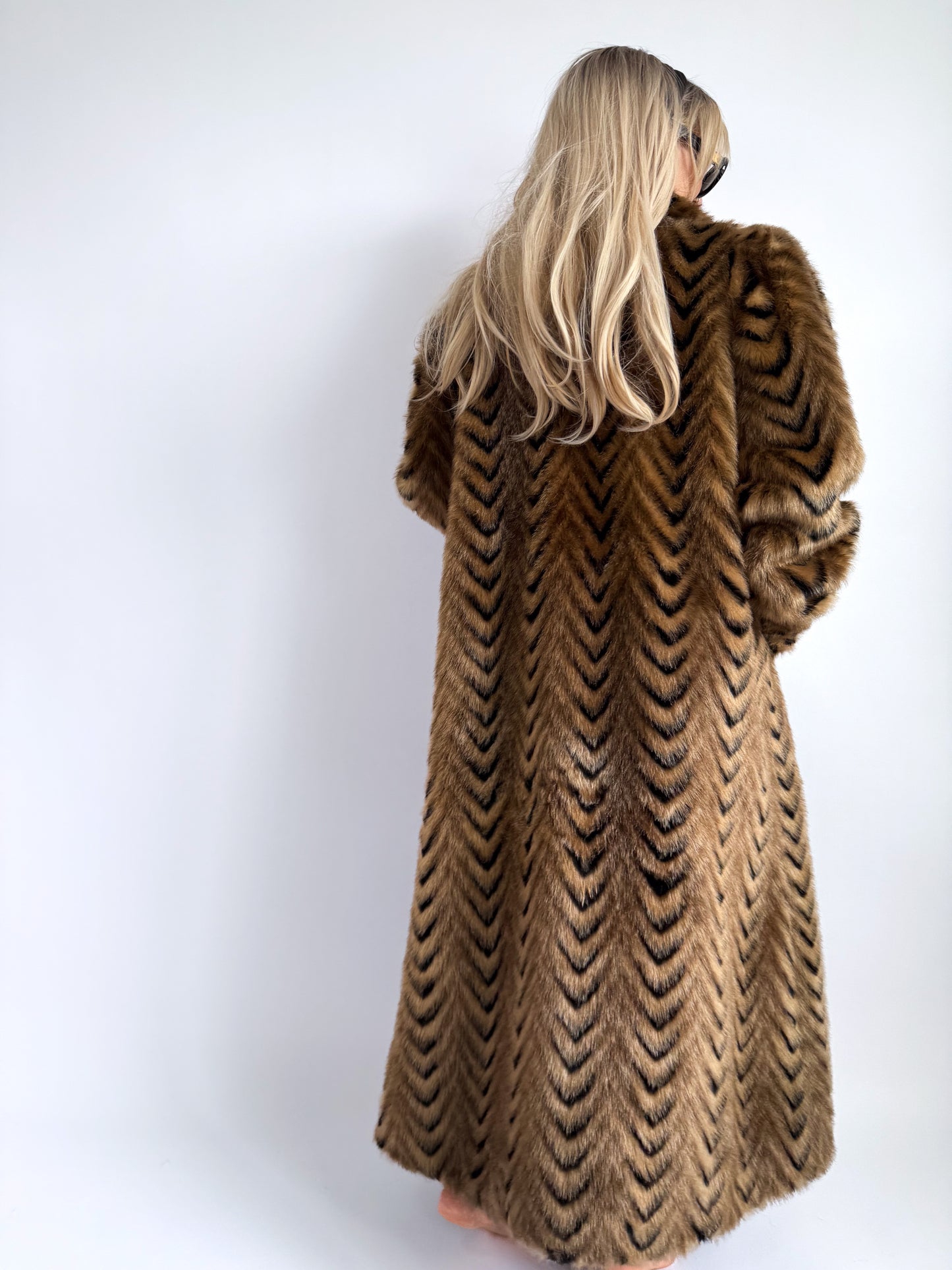 Vintage Chevron Faux Fur Coat – Tiger Stripe Illusion | Size M-L
