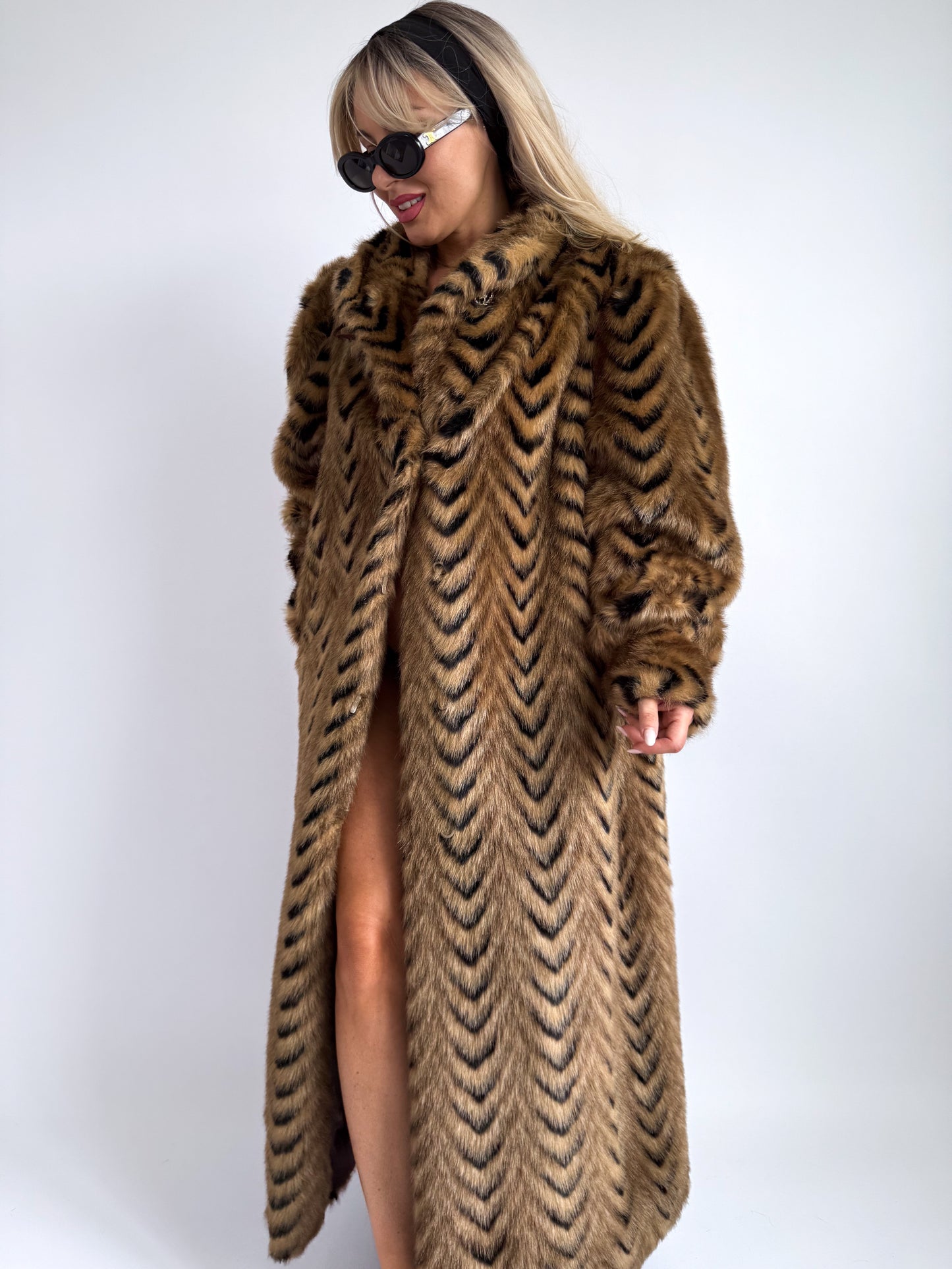 Vintage Chevron Faux Fur Coat – Tiger Stripe Illusion | Size M-L