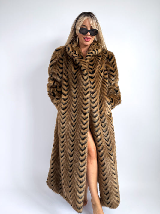 Vintage Chevron Faux Fur Coat – Tiger Stripe Illusion | Size M-L