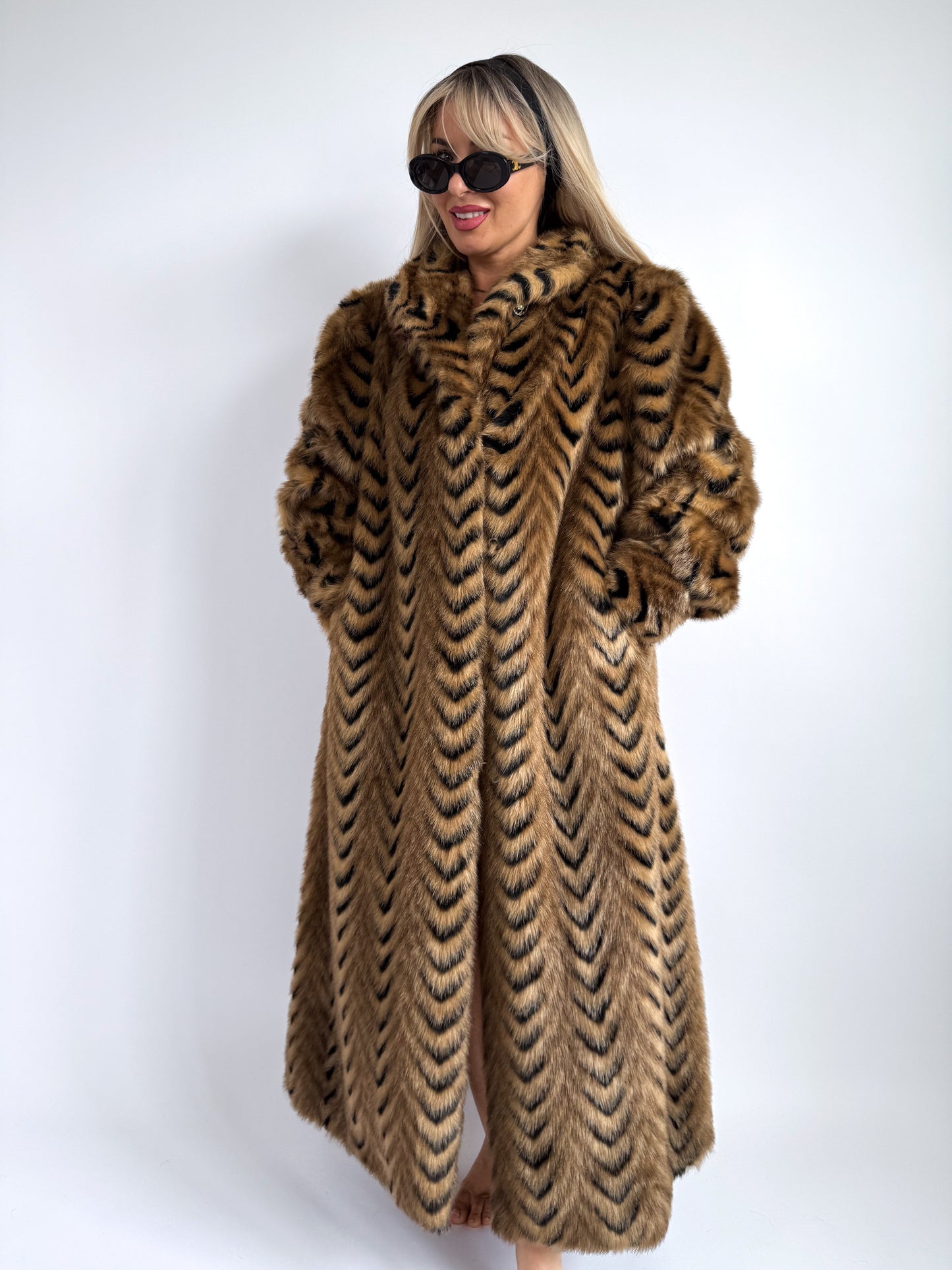 Vintage Chevron Faux Fur Coat – Tiger Stripe Illusion | Size M-L